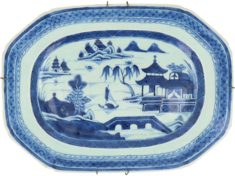 Een porseleinen vleesschaal met landschap decor. China, 18e eeuw.