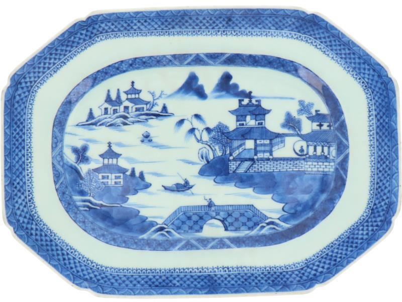 Een porseleinen vleesschaal met landschap decor. China, 18e eeuw.