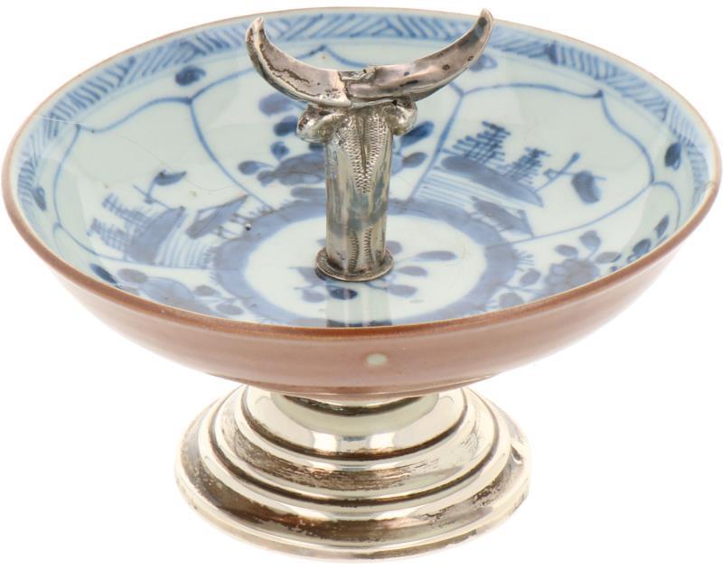Een porseleinen capucijner schaaltje met zilver montuur. China, 18e eeuw (zilver 19e eeuw).