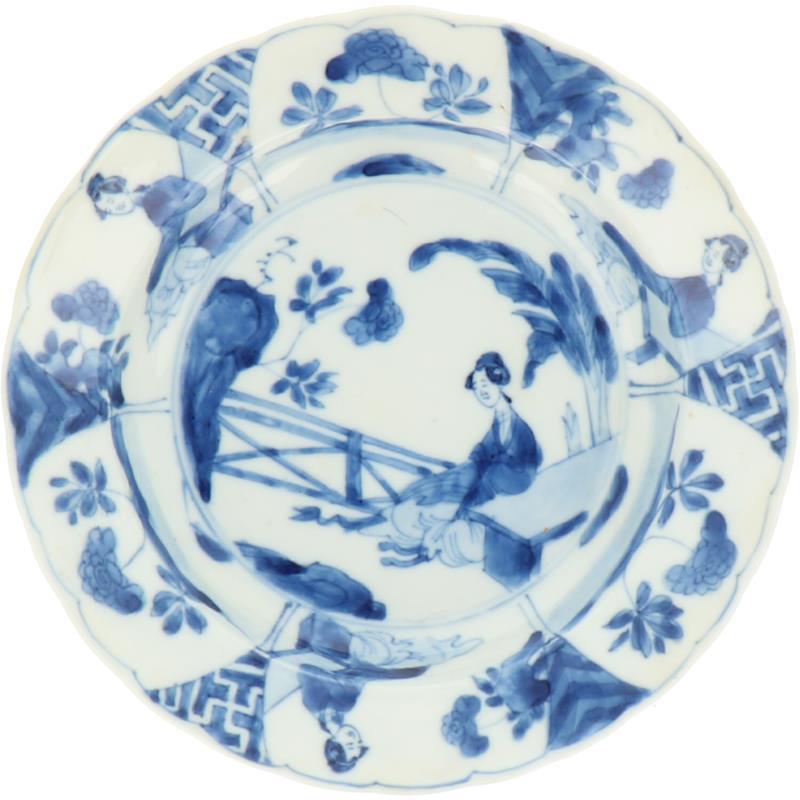 Een porseleinen bord met decor van Lingzhi in landschap, gemerkt in periode. China, Kangxi.