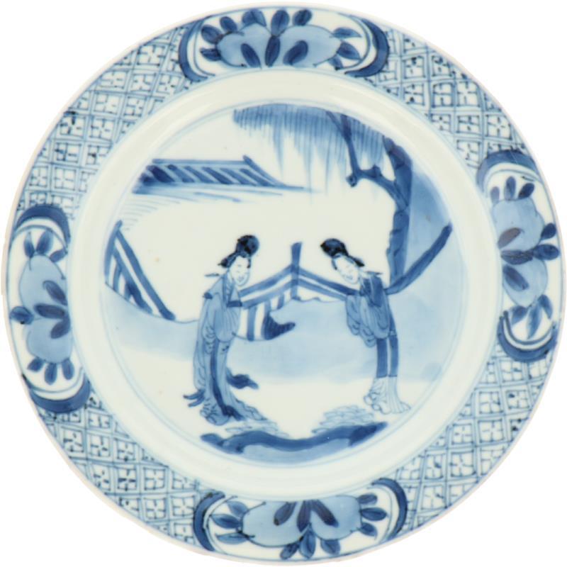 Een porseleinen bord met decor van twee Lingzhi's in landschap, gemerkt Chenghua. China, Kangxi