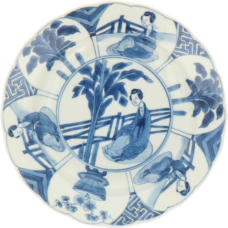Een porseleinen bord met decor van Lingzhi in landschap, germerkt in periode. China, Kangxi.