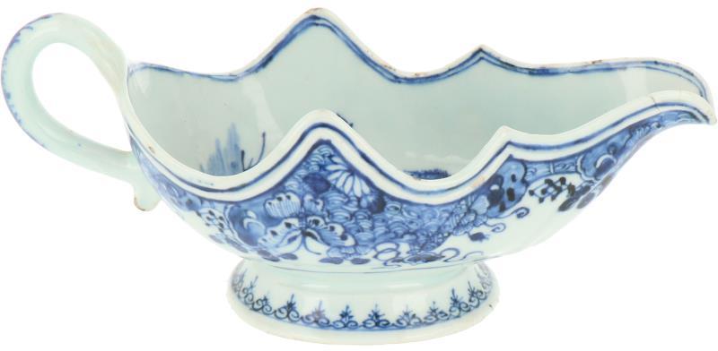 Een porseleinen sauskom met bloemen en landschaps decor. China, Qianlong.