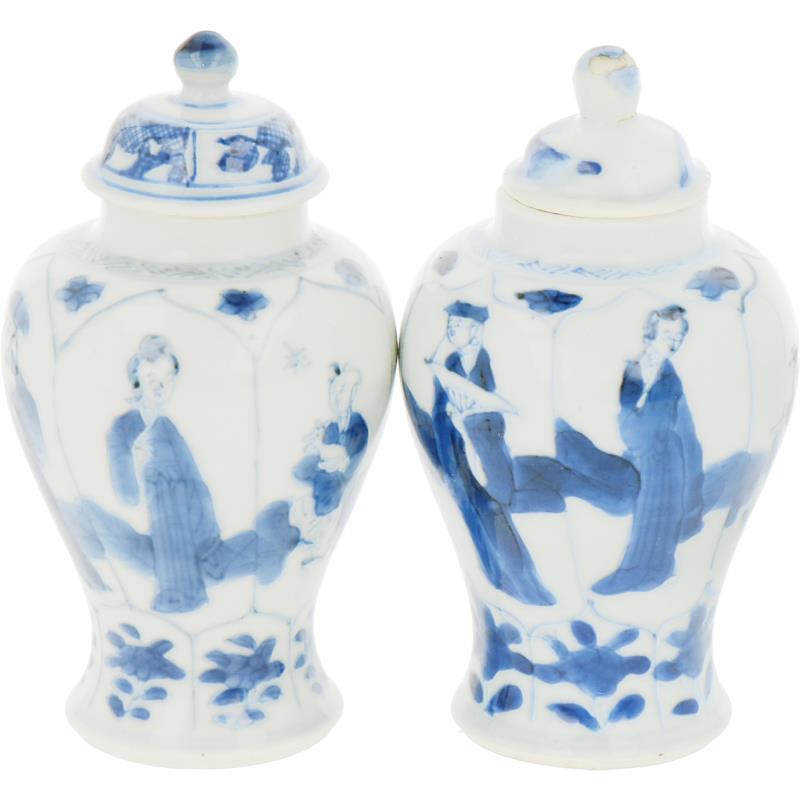 Een set van twee dekselpotjes met decor van Chineese figuren in vakverdeling. China, Kangxi.