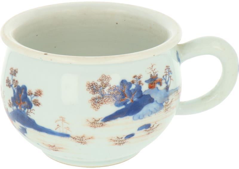 Een porseleinen nachtspiegel met Imari landschaps decor. China, 18e eeuw.