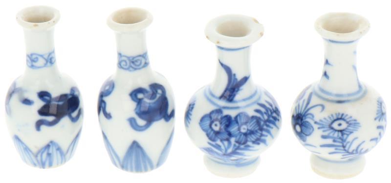 Een lot van vier porseleinen miniatuur vaasjes. China, Kangxi.