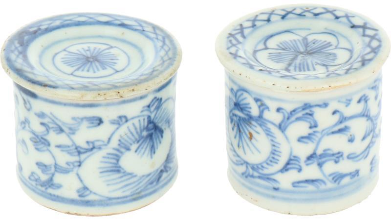 Een lot van twee porseleinen Swatow zalfdoosjes. China, 19e eeuw.