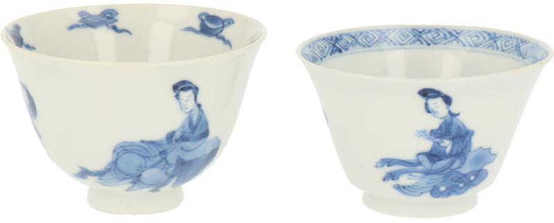 Een lot van twee porseleinen cups met decor van Lingzhi's en Zotjes. China, Kangxi.