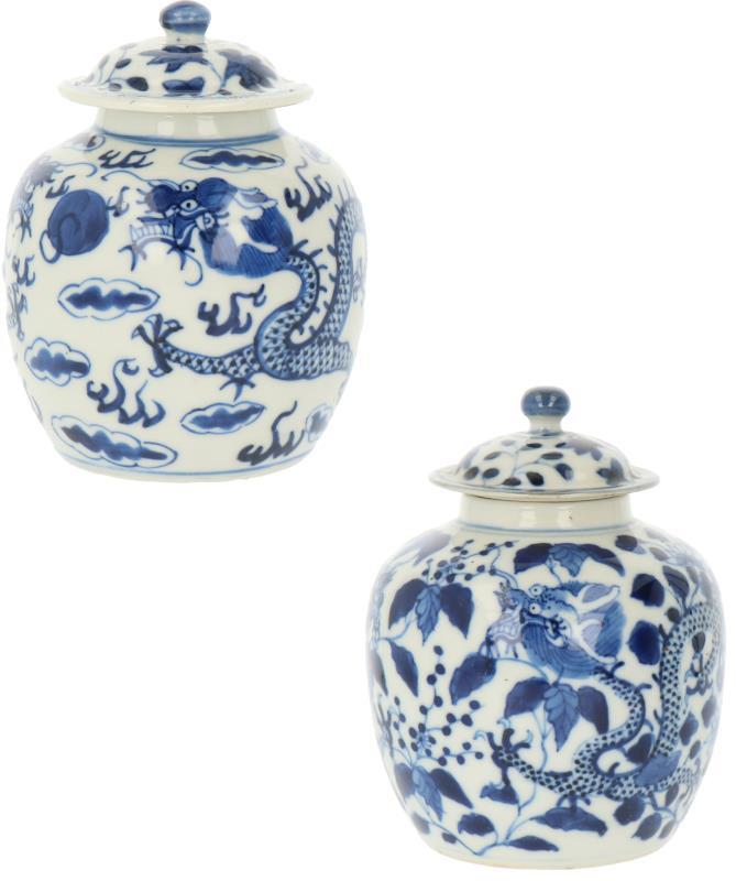 Een set van twee porseleinen dekselpotten met draken decor. China, ca. 1800.