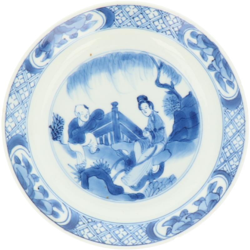Een porseleinen bordje met decor van één Lingzhi en een Zotje in landschap, gemerkt Chenghua. China, Kangxi.