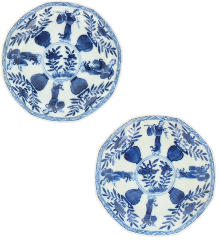 Een set van twee porseleinen borden met decor van bloemenvazen en Lingzhi's. China, 18e eeuw.