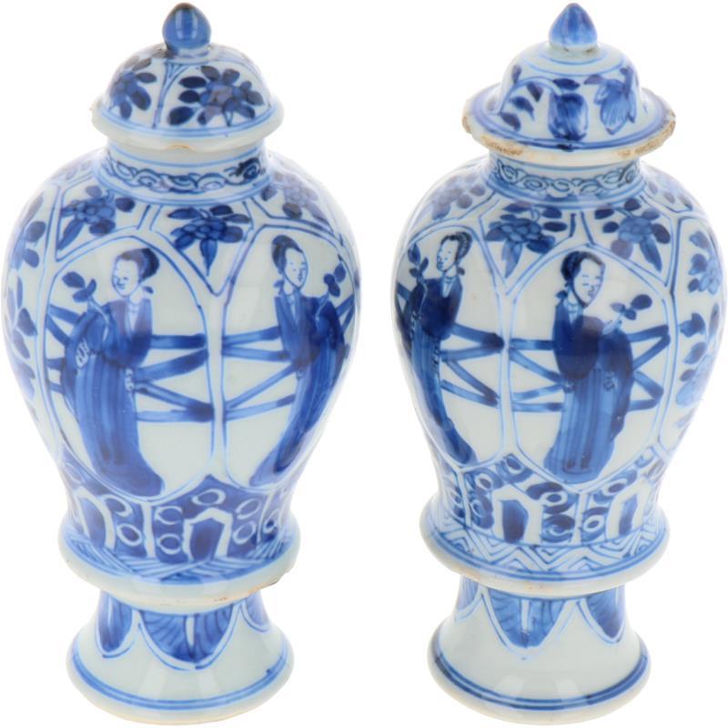 Een set van twee porseleinen theebussen met decor van Lingzhi's in vakverdeling, gemerkt met jade teken. China, Kangxi.