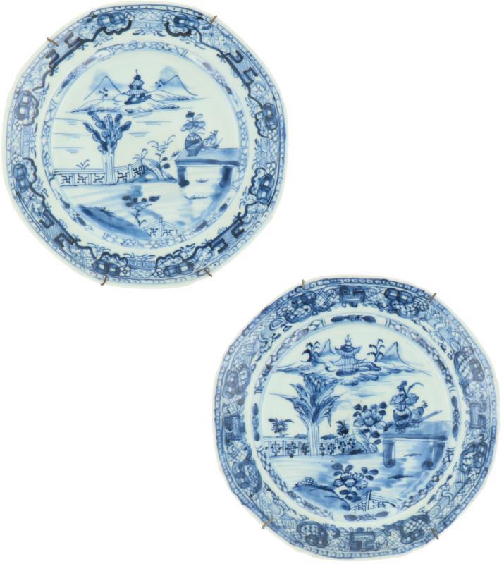 Een set van twee porseleinen borden met landschaps decor. China, Qianlong.