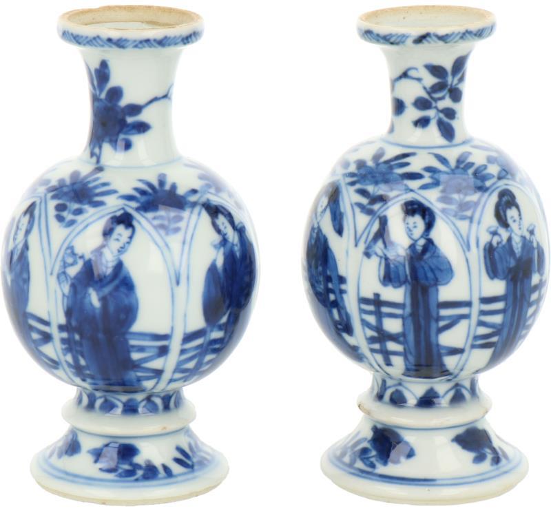 Een set van twee porseleinen vaasjes met decor van Lingzhi's in vakverdeling, gemerkt met Lingzhi. China, Kangxi.