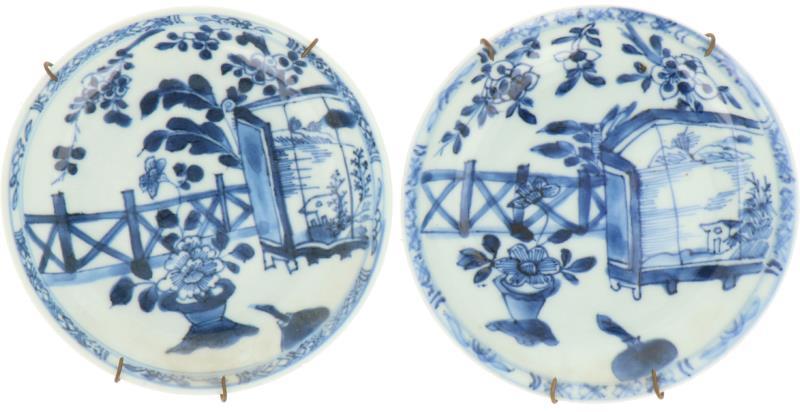 Een set van twee bordjes met landschaps decor. China, 18e eeuw