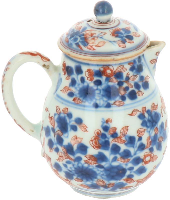 Een porseleinen chocoladekannetje met Amsterdams bont decor. China, 18e eeuw.