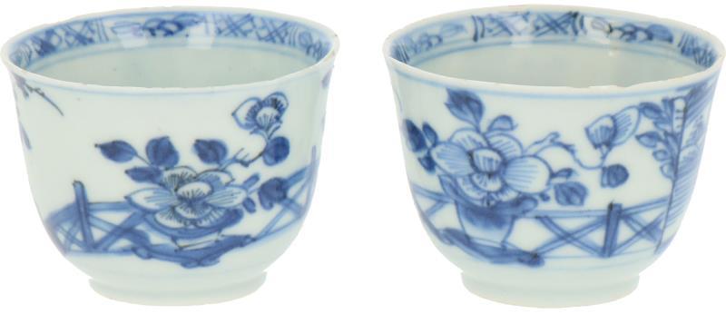 Een set van twee porseleinen cups met landschaps decor. China, 18e eeuw.