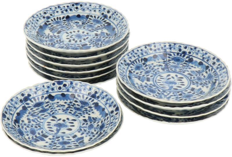 Een lot van twaalf porseleinen bordjes met bloemen decor in vakverdeling, gemerkt Kangxi. China 18e eeuw.