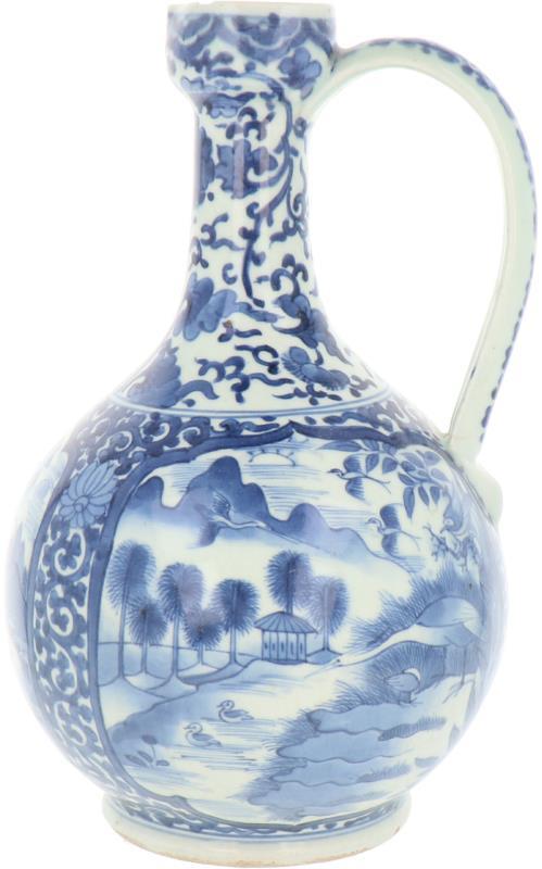 Een porseleinen Arita schenkkan met landschaps decor. Japan, 18e eeuw.