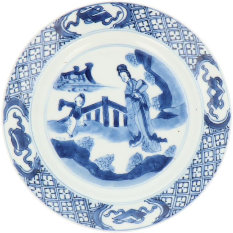 Een porseleinen bord met decor van een Lingzhi en een zotje, gemerkt Chenghua. China, Kangxi.