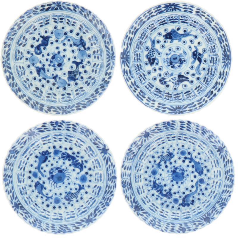 Een set van vier porseleinen bordjes met vissen decor, gemerkt Kangxi. China, 18e eeuw.