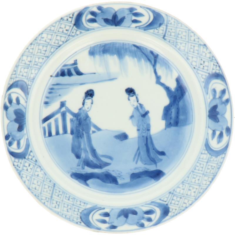 Een porseleinen bord met decor van Lingzhi's, gemerkt Chenghua. China, Kangxi.
