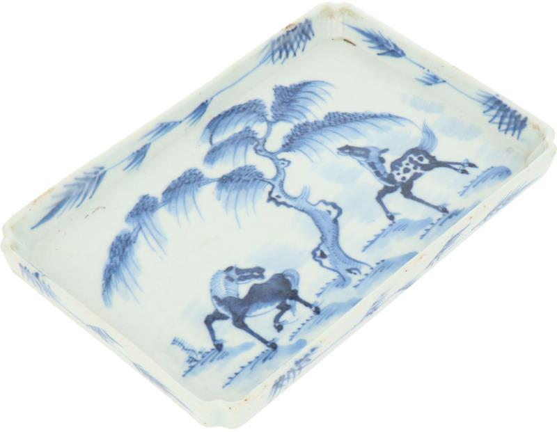 Een porseleinen onderzetter met decor van paarden onder een boom. China, 18e eeuw.