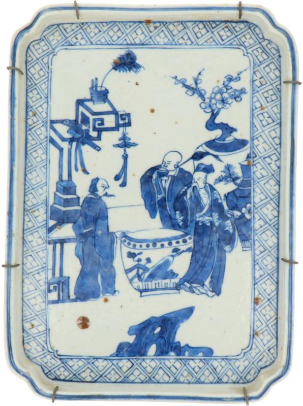 Een porseleinen tableau met decor van wijsgeren en antiquiteiten. China, 18e eeuw.