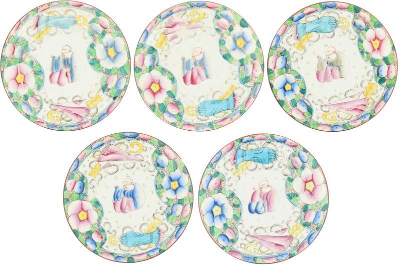 Een set van vijf porseleinen borden met famille rose decor. China, 19e eeuw.