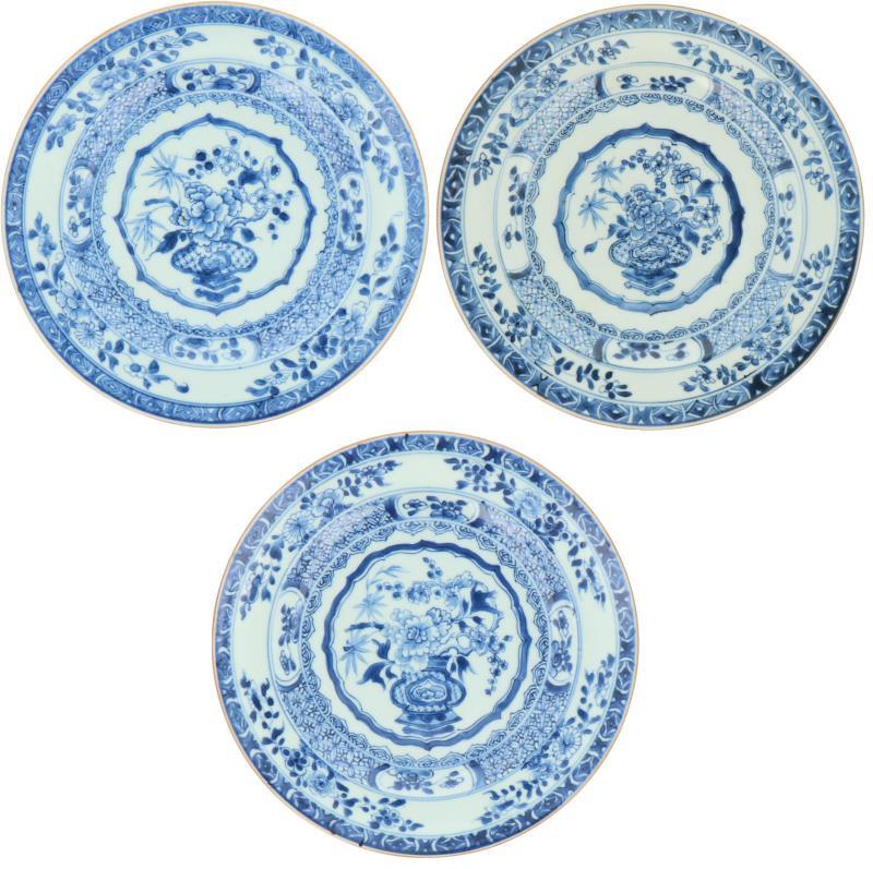 Een set van drie porseleinen borden met bloemen decor. China, Qianlong.