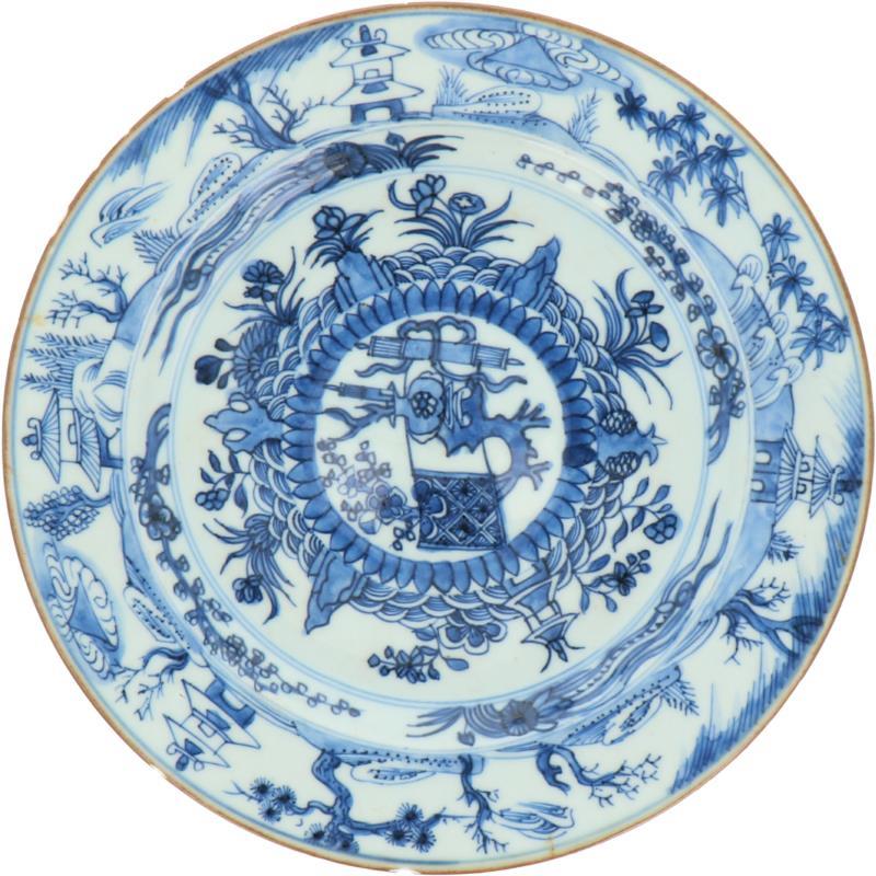 Een porseleinen bord met bloemen en landschaps decor. China, Qianlong.