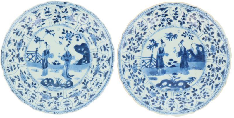 Een set van twee porseleinen borden met decor van Lingzhi's in landschap. China, Kangxi.
