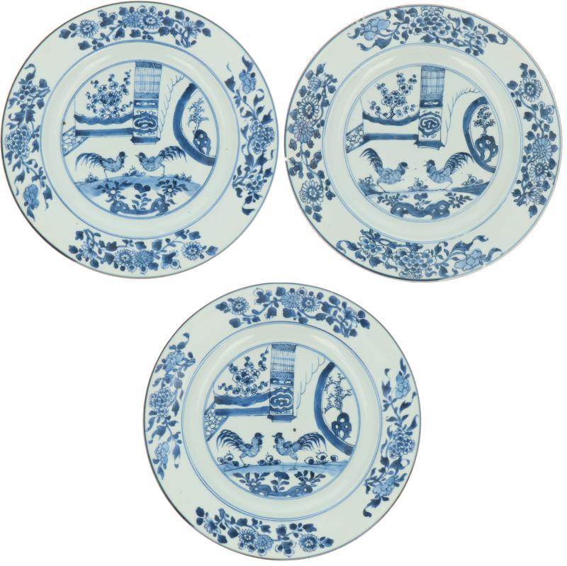 Een set van drie porseleinen borden met decor van kippen in landschap. China, Qianlong.