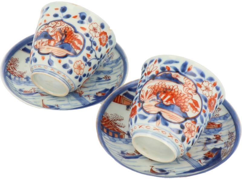 Een set van twee porseleinen kop en schotels met Imari decor. Japan, 19e eeuw.