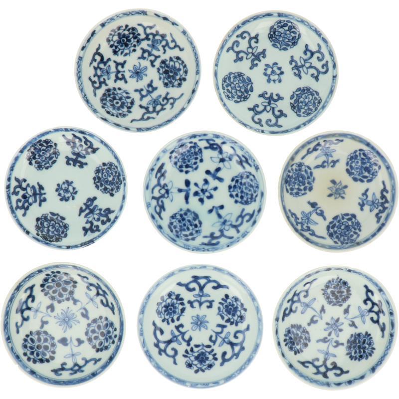 Een set van acht porseleinen bordjes met bloemen decor. China, 18e eeuw.
