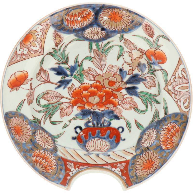 Een porseleinen scheerbekken met Imari decor. Japan, 19e eeuw.