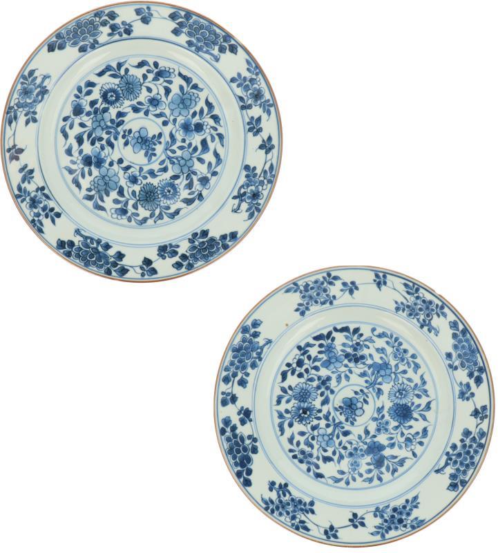 Een set van twee porseleinen borden met bloemen decor. China, Qianlong.