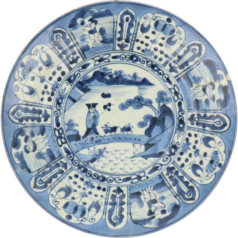 Een porseleinen Arita schotel met Wanli decor. Japan, 18e eeuw.