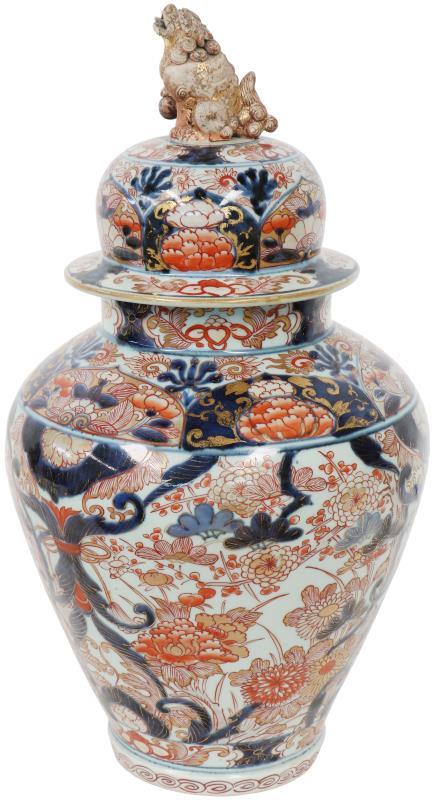 Een porseleinen kastvaas met Imari decor. Japan, 18e eeuw.