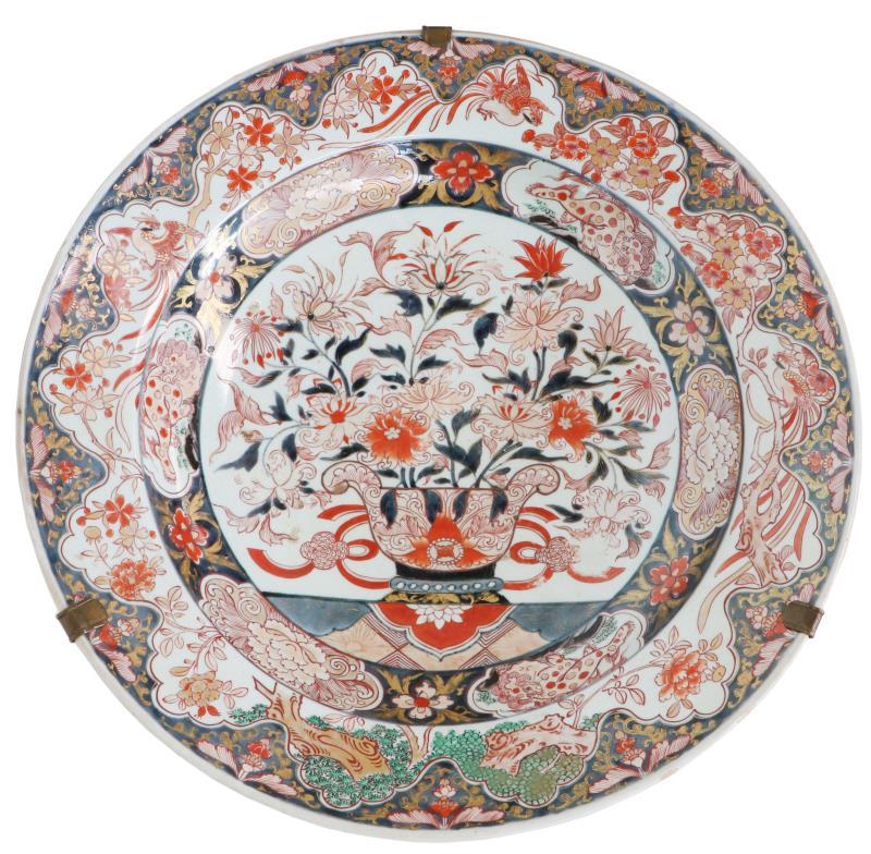 Een kapitale porseleinen schotel met Imari decor. Japan, ca. 1800.