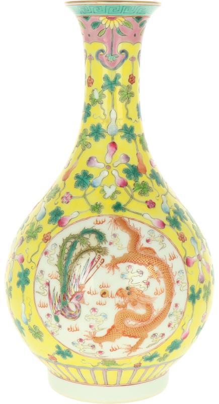 Een porseleinen vaas met famille rose decor en in het centrum een draak en phoenix, gemerkt Qianlong. China, eind 20e eeuw. 