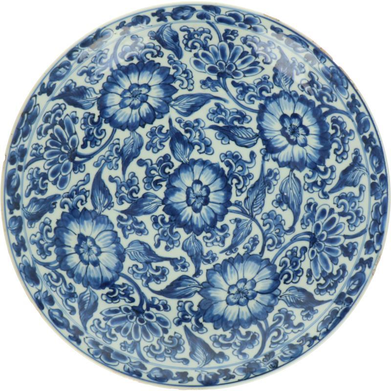 Een porseleinen schotel met bloemen decor, gemerkt met Conische schelp. China, 18e eeuw.