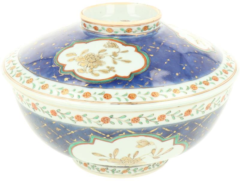 Een porseleinen dekselschaal met powdre blue decor. China, 19e eeuw.