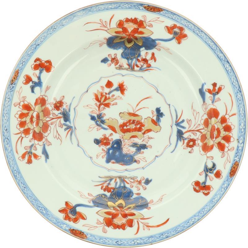 Een porseleinen bord met Imari decor. China, 18e eeuw.