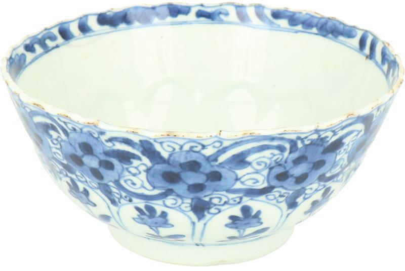 Een porseleinen gelobde kom met bloemendecor, gemerkt met Swastika teken. China, Kangxi.