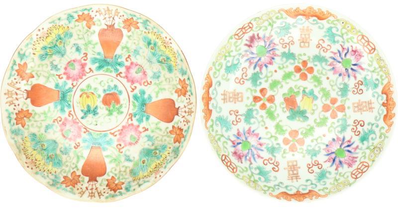 Een lot van twee porseleinen borden met floraal decor. China, 19e eeuw.