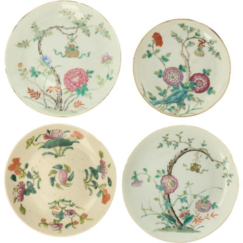 Een lot van vier porseleinen borden met floraal decor. China, 19e eeuw.