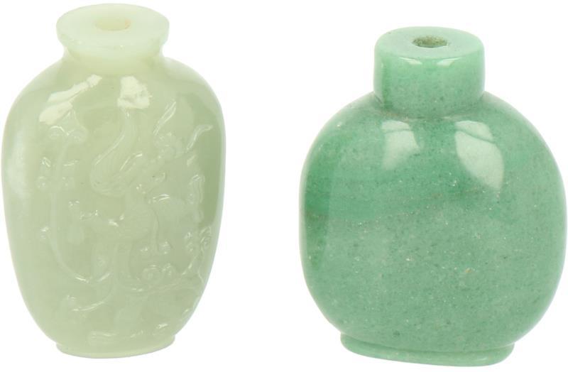 Een lot van twee stenen snufbottles. China, eind 20e eeuw.