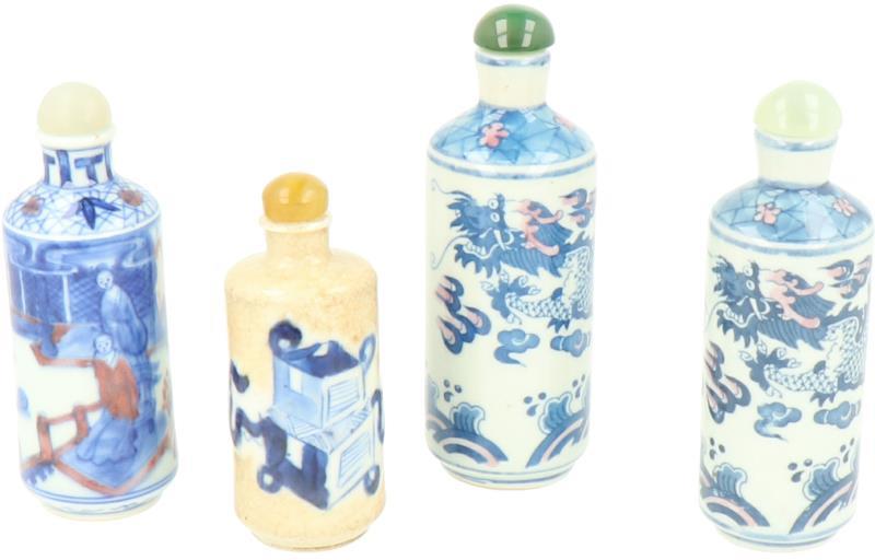 Een lot van vier porseleinen snufbottles. China, eind 20e eeuw.