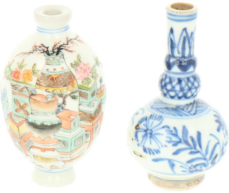 Een lot van twee miniatuur vaasjes. China, 18e en 19e eeuw.